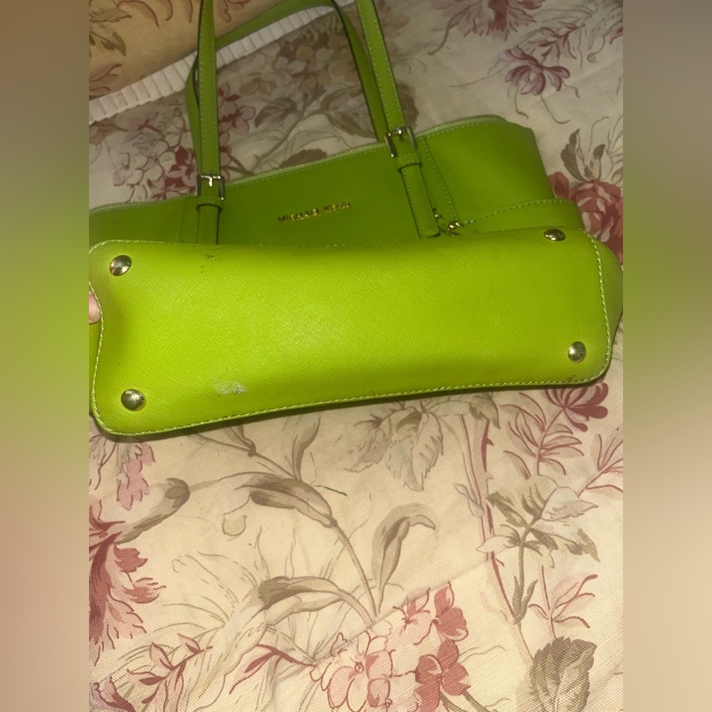 Michael Kors Women’s Jungle Green Large Saffiano Leather Voyager Tote Bag - Picture 7 of 14